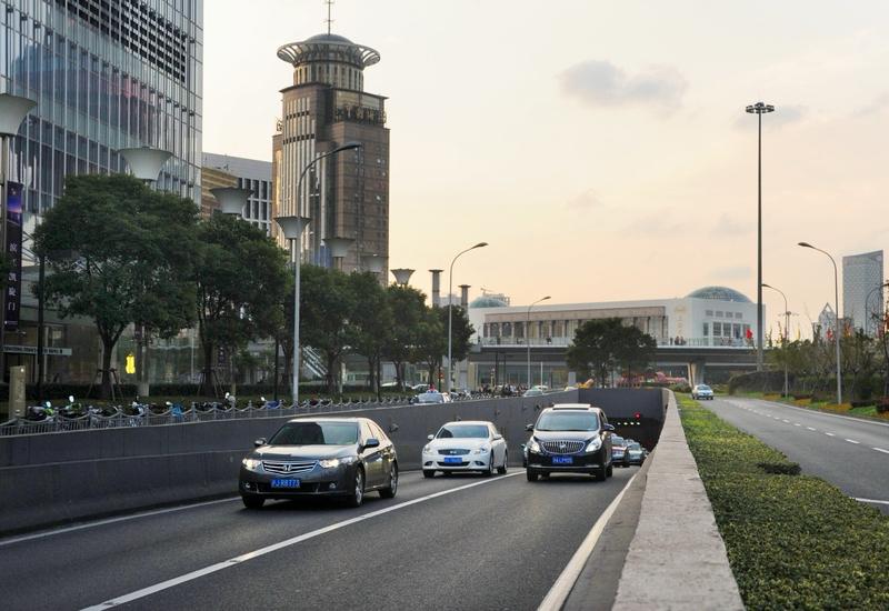 最近上海车辆撞破护栏的事让人揪心。11月13日，一辆汽车在上海滨江森林公园附近双