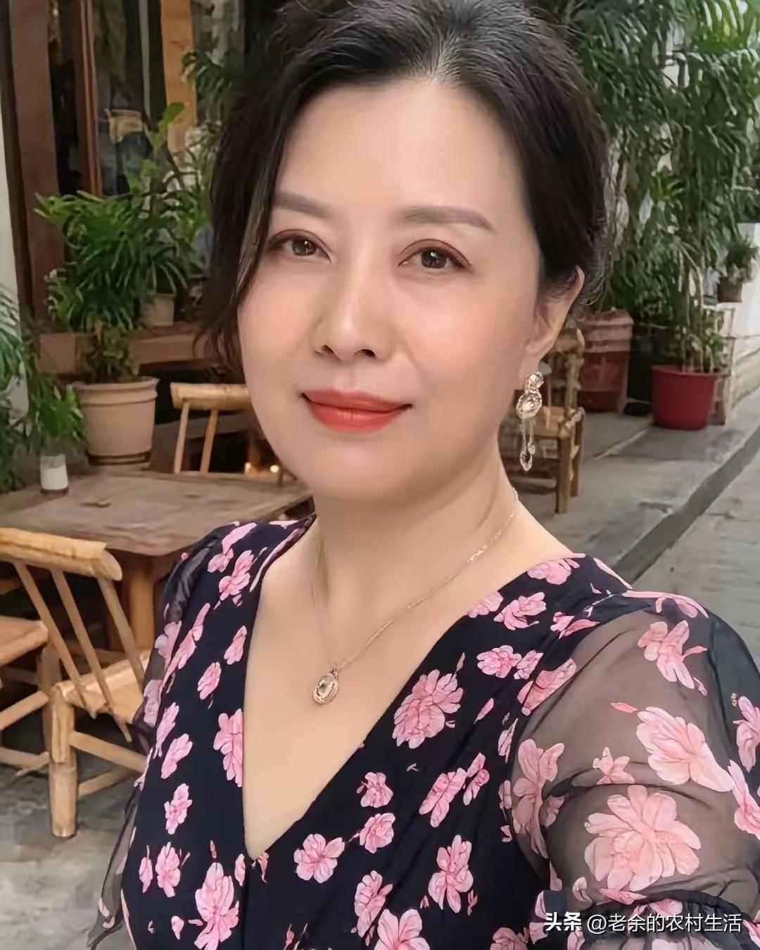 人到中年
要勇敢的去做自己
尤其是女人
一定要去活出自我
不巴结
不攀比
活出自