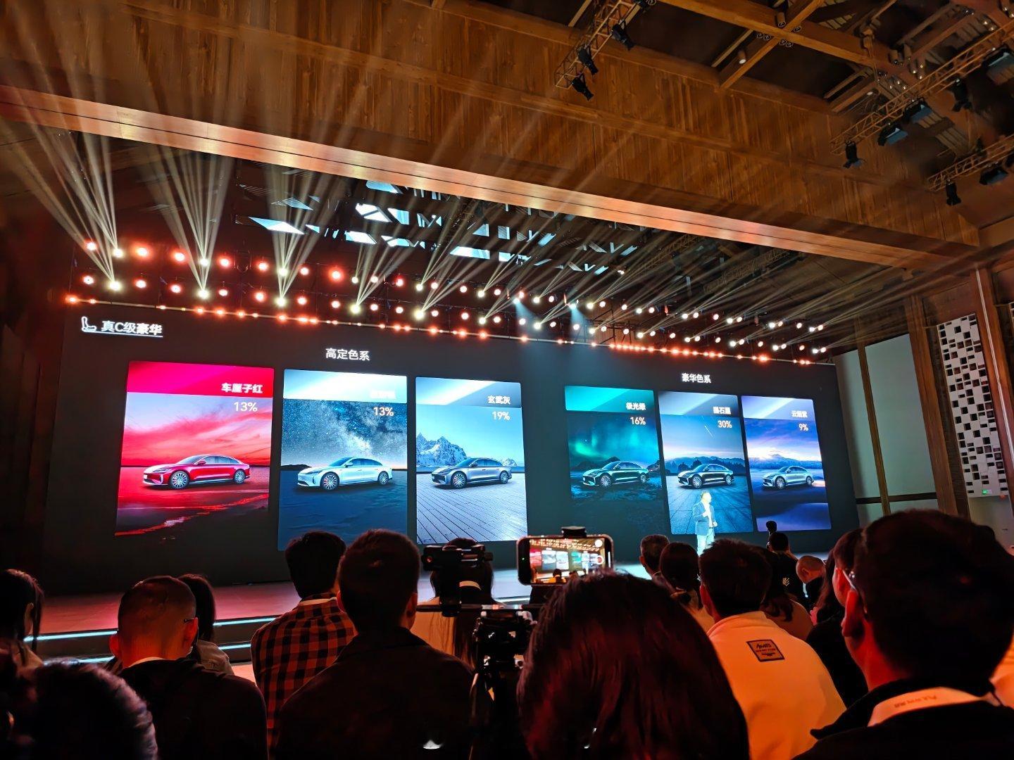 风云A9L外观有6款配色，非常推荐墨石黑的配色，是那种五彩斑斓的黑，三款内饰配色