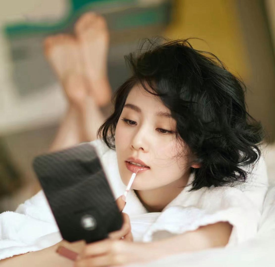 刘诗诗朦胧镜头下的足部，线条温婉柔美，自带清冷氛围感，细节格外耐看。 