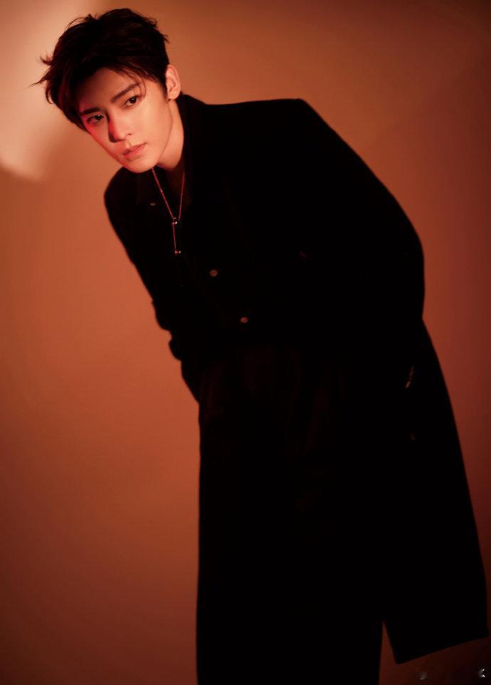 侯明昊7年前的发言正中眉心  7年前侯明昊初出茅庐就怀着对演戏的热情渴望让喜欢他