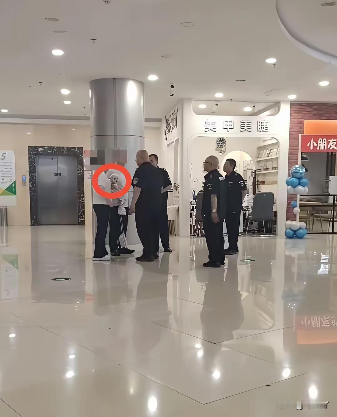 保安好样的，不能让狗进商场及饭店。一个人狗不分的社会并不是什么文明和进步，而是社