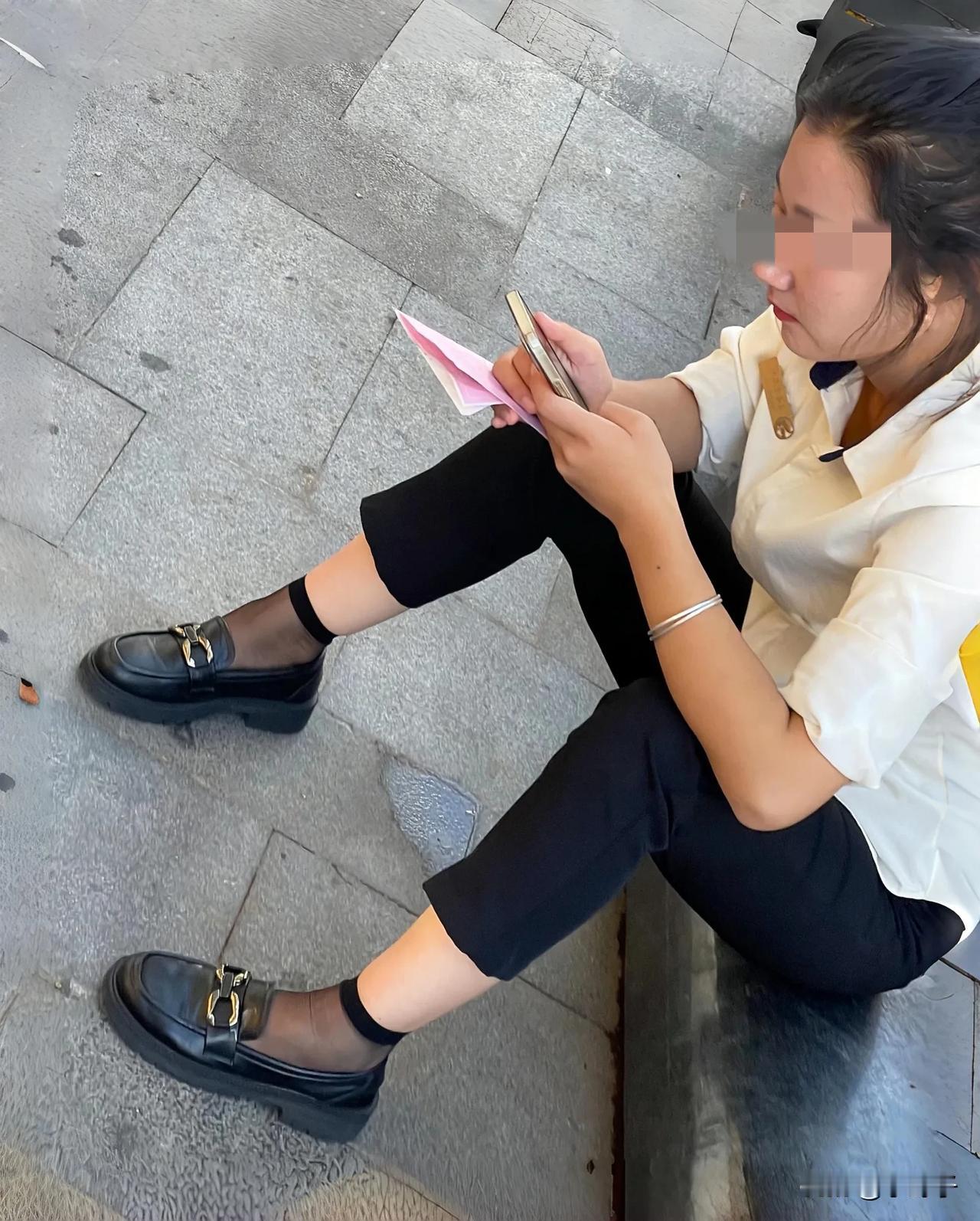 当个柜姐太不容易了，今年的实体店太难了。