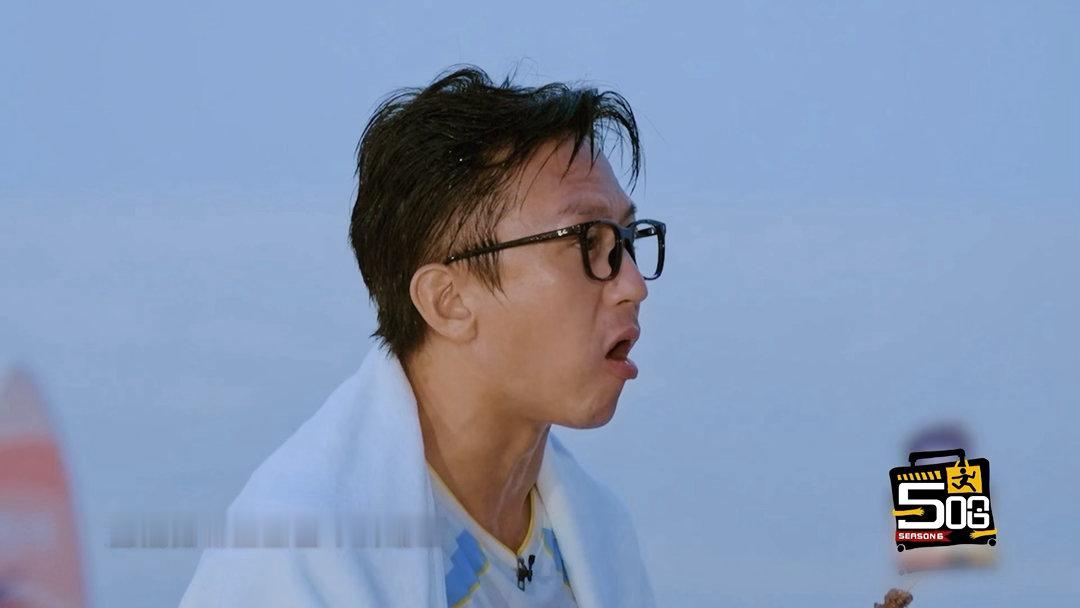 鹿晗首次烤串获邓超好评哈哈哈哈哈鹿晗初次烤串就收获满满好评，邓超主动投喂，小鹿也