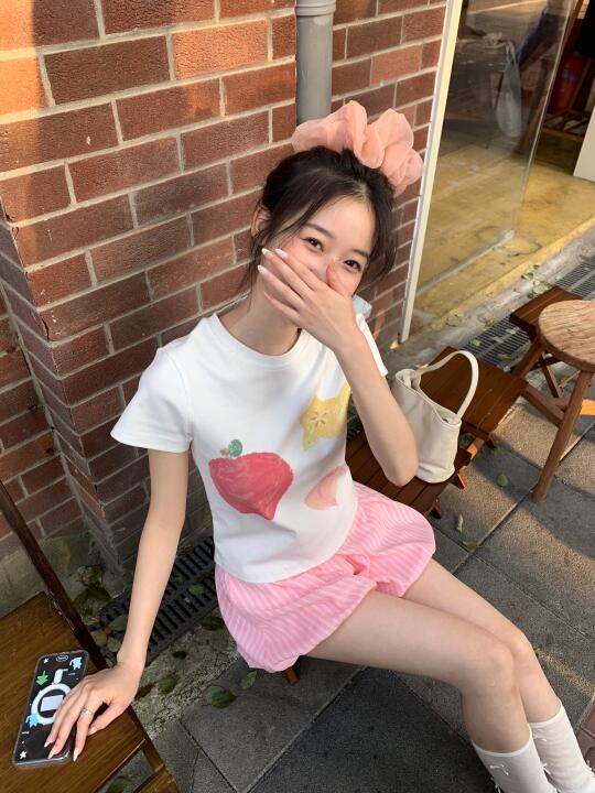 是一些喜欢简单干净的穿搭