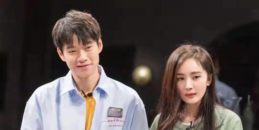 杨幂自从跟刘恺威离婚后，公开层面被大家扒出来的恋爱绯闻其实真不多，最显眼的就属跟