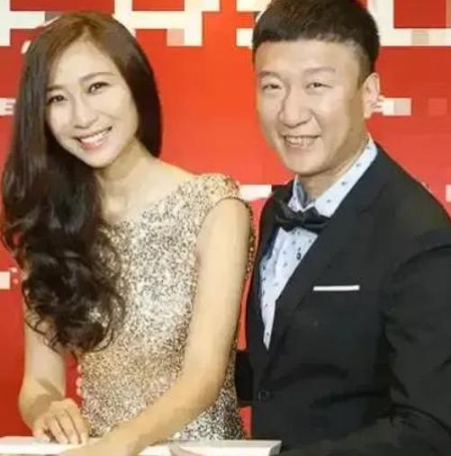 [微风]2002年，功成名就的孙红雷忙了一天后回到家，看到43岁的同居女友丁嘉丽