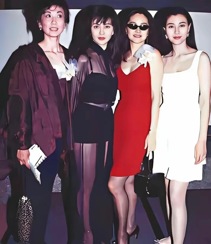 施女士成龙：“电影江湖又少了一位传奇…”左边（下图）的施南生是金牌制片人、徐克幕