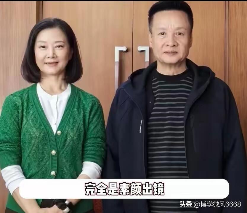 她只是素颜没有化妆而已，这样真实的颜值还是挺能抗打的，毕竟年龄已经上来了，气质比