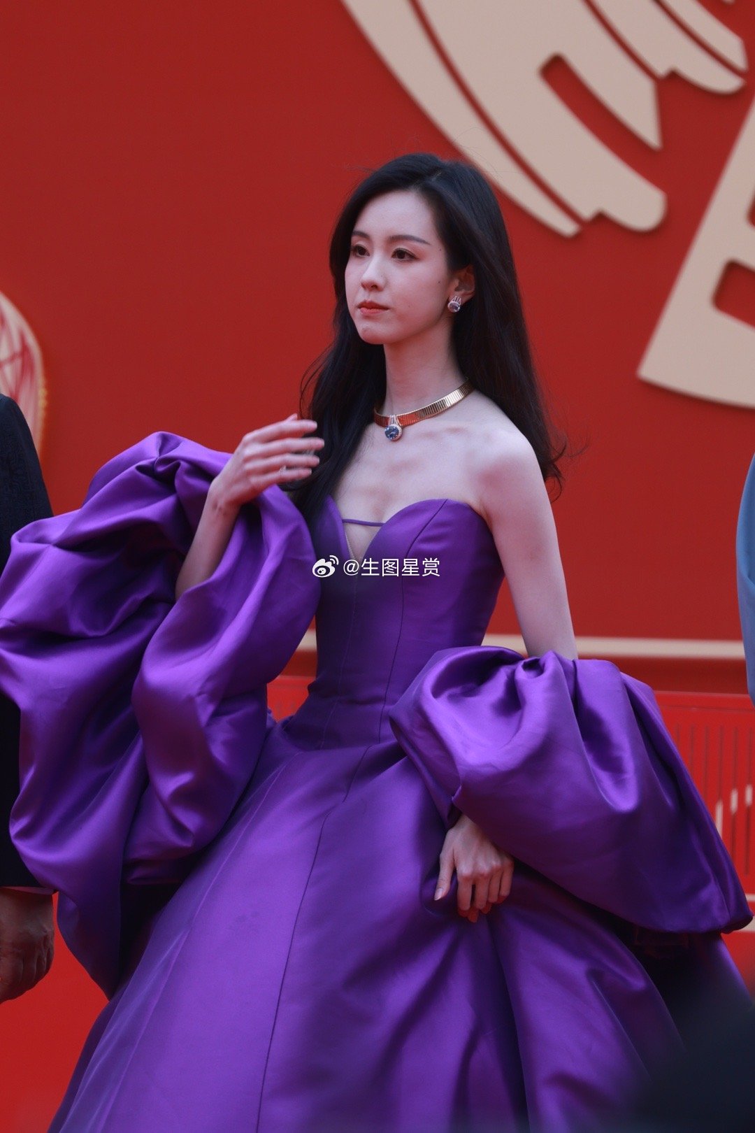 陈都灵北影节红毯生图，紫色抹胸裙明艳动人💜 | 2304 ​​​