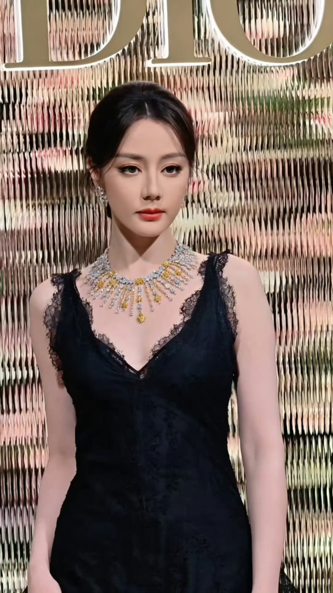 迪丽热巴与嘉行传媒的13年经纪合约于2026年2月26日自然终止，双方未续约。其