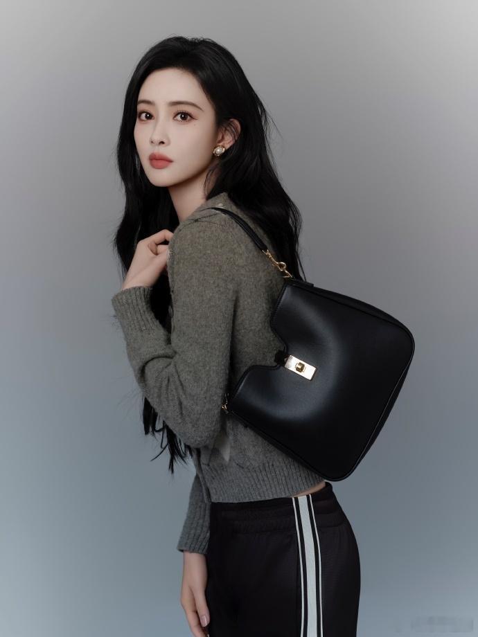 孟子义休闲look  孟子义时尚型格 格纹针织衫的优雅与孟子义的明媚笑容相得益彰