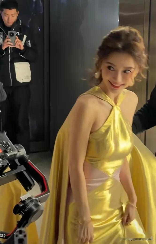 近日，杨颖出现某活动现场，一袭金黄色露肩长裙，搭配蜈蚣辫子，真的很漂亮可爱啊。虽
