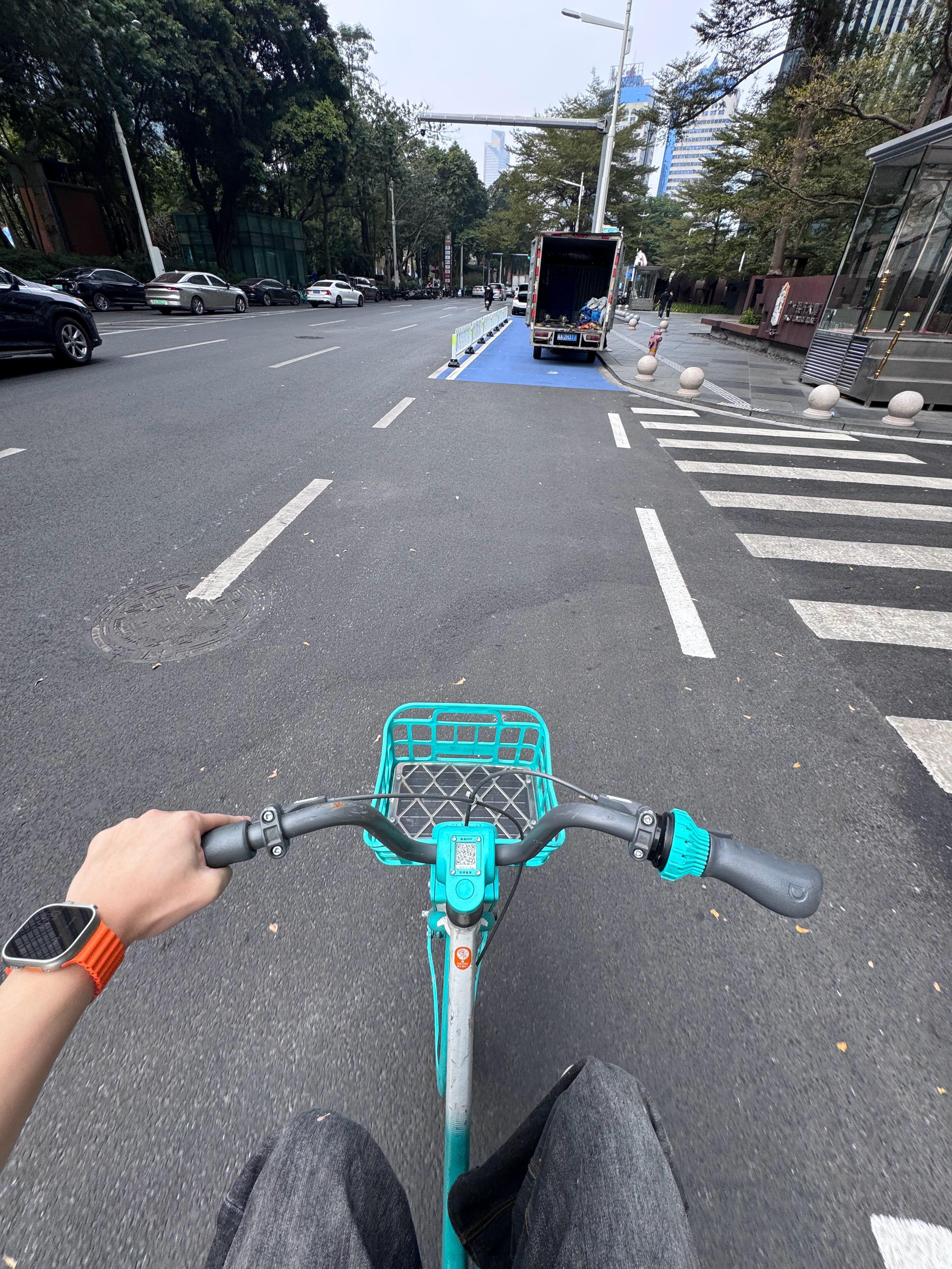 广州这会的天气真是太舒服了穿个短袖就够，不冷不热不干不湿短途骑个共享单车比打个纯