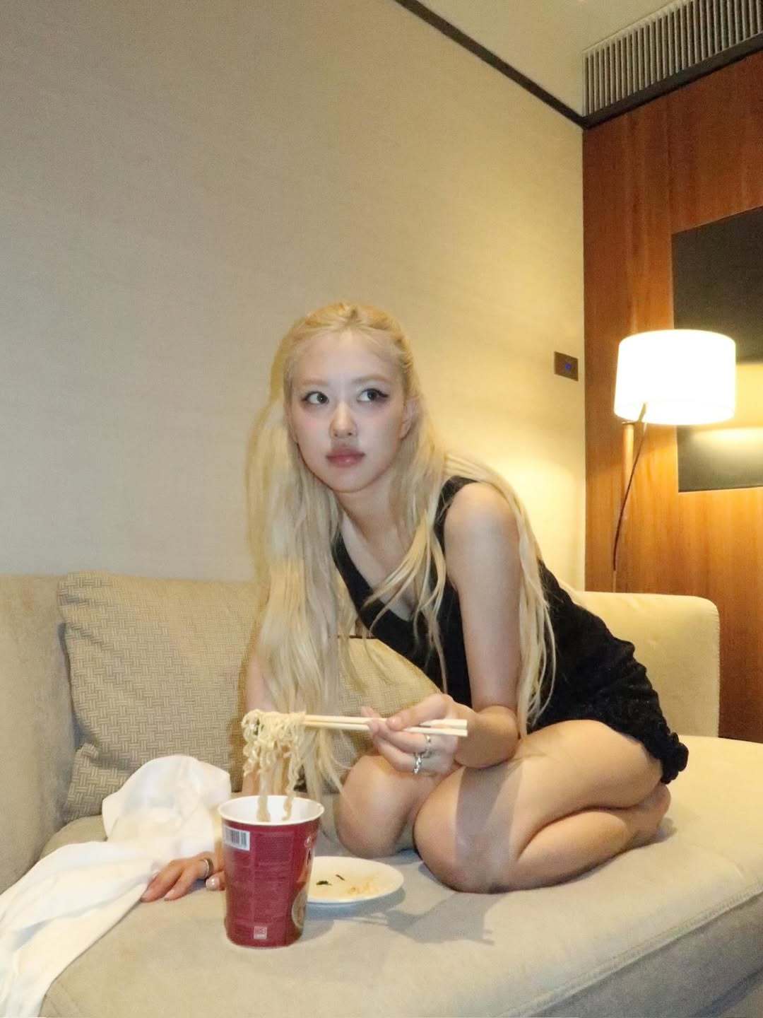那么大个酒店，是没有桌子吃泡面的吗？还是就这样在沙发上吃，舒服？真的是为了摆拍，