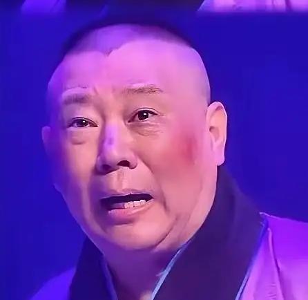 不少人把舞台上出现的失误，归结为年岁增长反应迟钝。可细看整件事就会发现，犯错的核