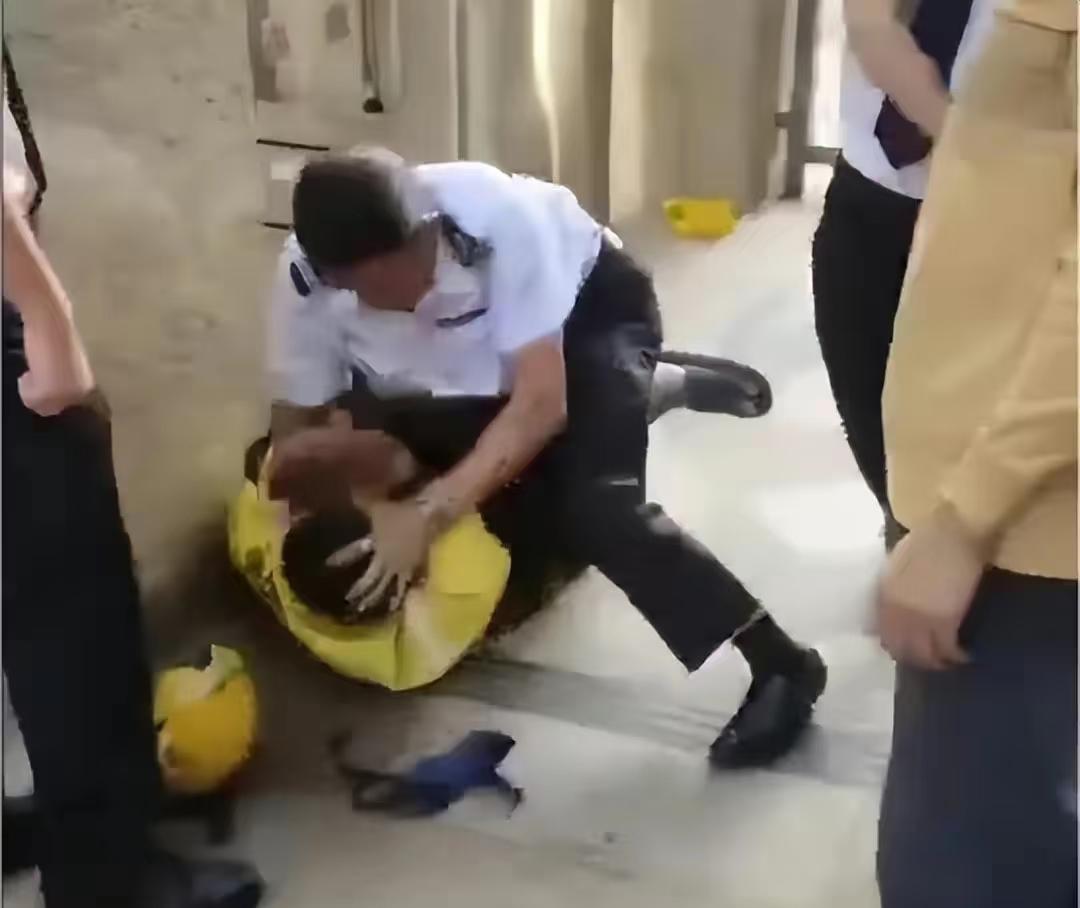 你们认为这是谁对谁错，总之外卖员跟工厂保安干起来了，谁输谁赢了就不用定质了，大部