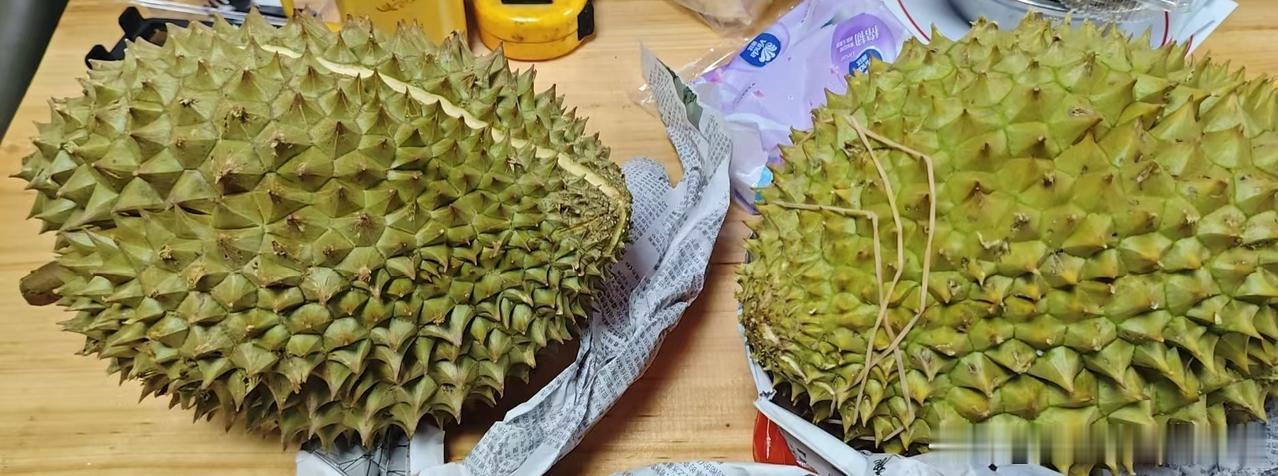 老公这次居然一次花了200多块钱买了两个榴莲回来。
这败家男人，每次都是这样，买