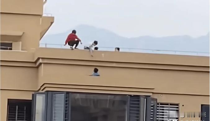 “50多岁的保安还这么不老实？”广东一小区，一群小孩爬到楼顶，保安队长见状心神不
