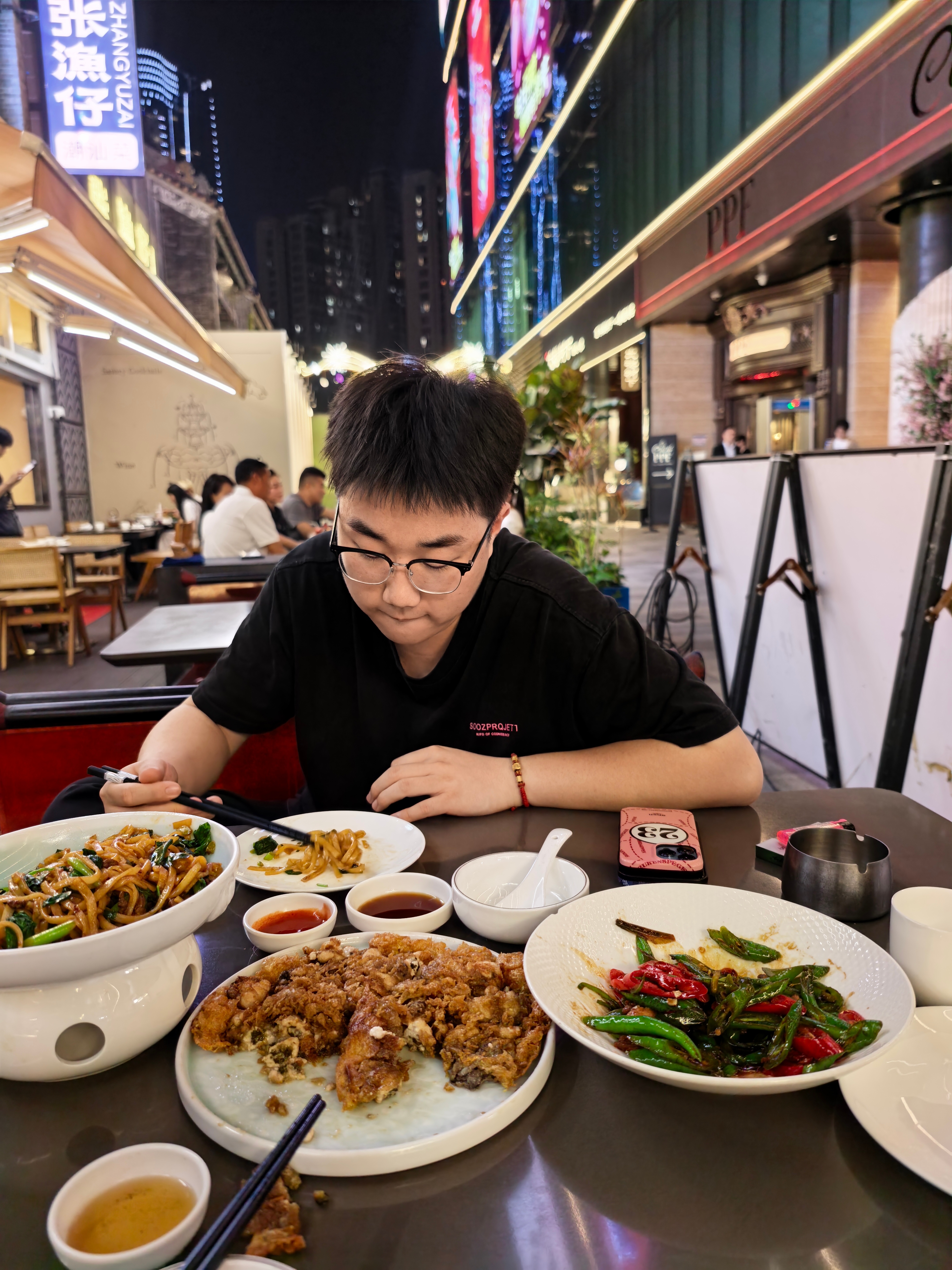 晚上跟小王总吃个夜宵他就是前几天我说的揽胜+特斯拉双车主虽然揽胜的具体型号是揽胜