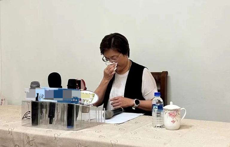 王惠美哭了！曝郑丽文3次不接电话，之后再无联络。

王惠美4日记者会哽咽落泪：提