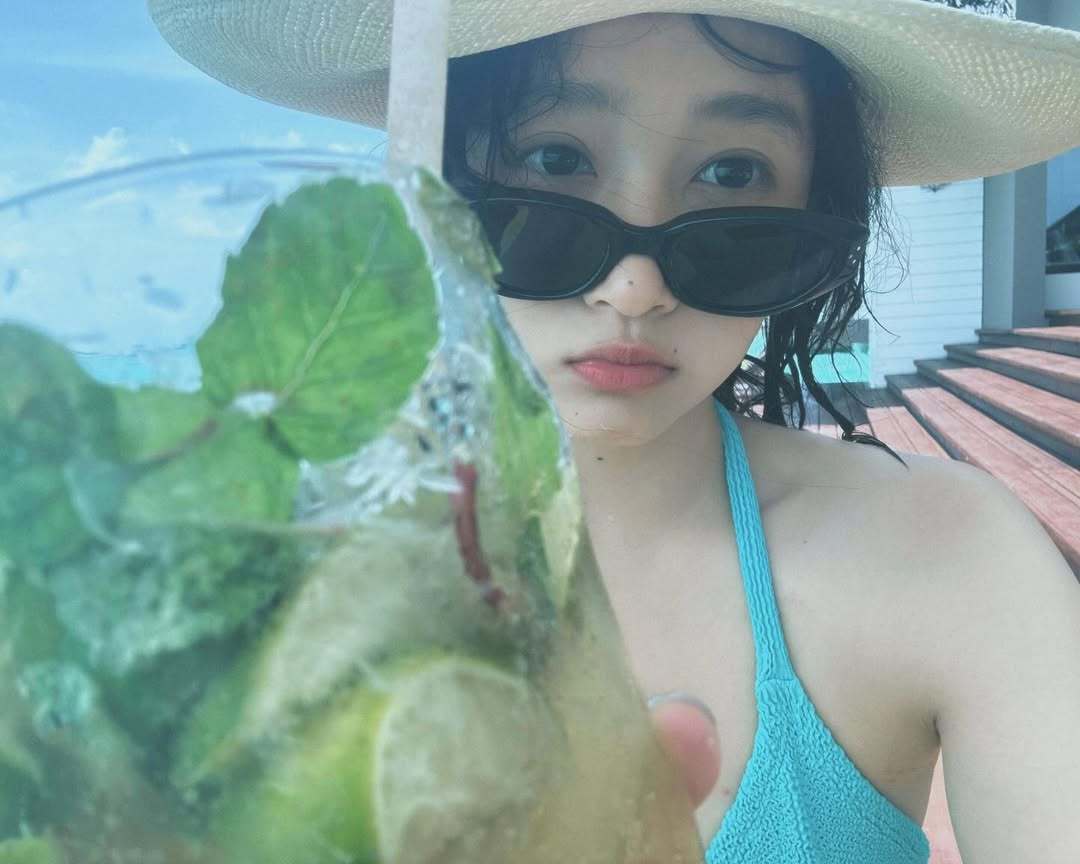关晓彤ins发文说自己要美黑分手后现在也是越来越大方了关晓彤ins更新 关晓彤 