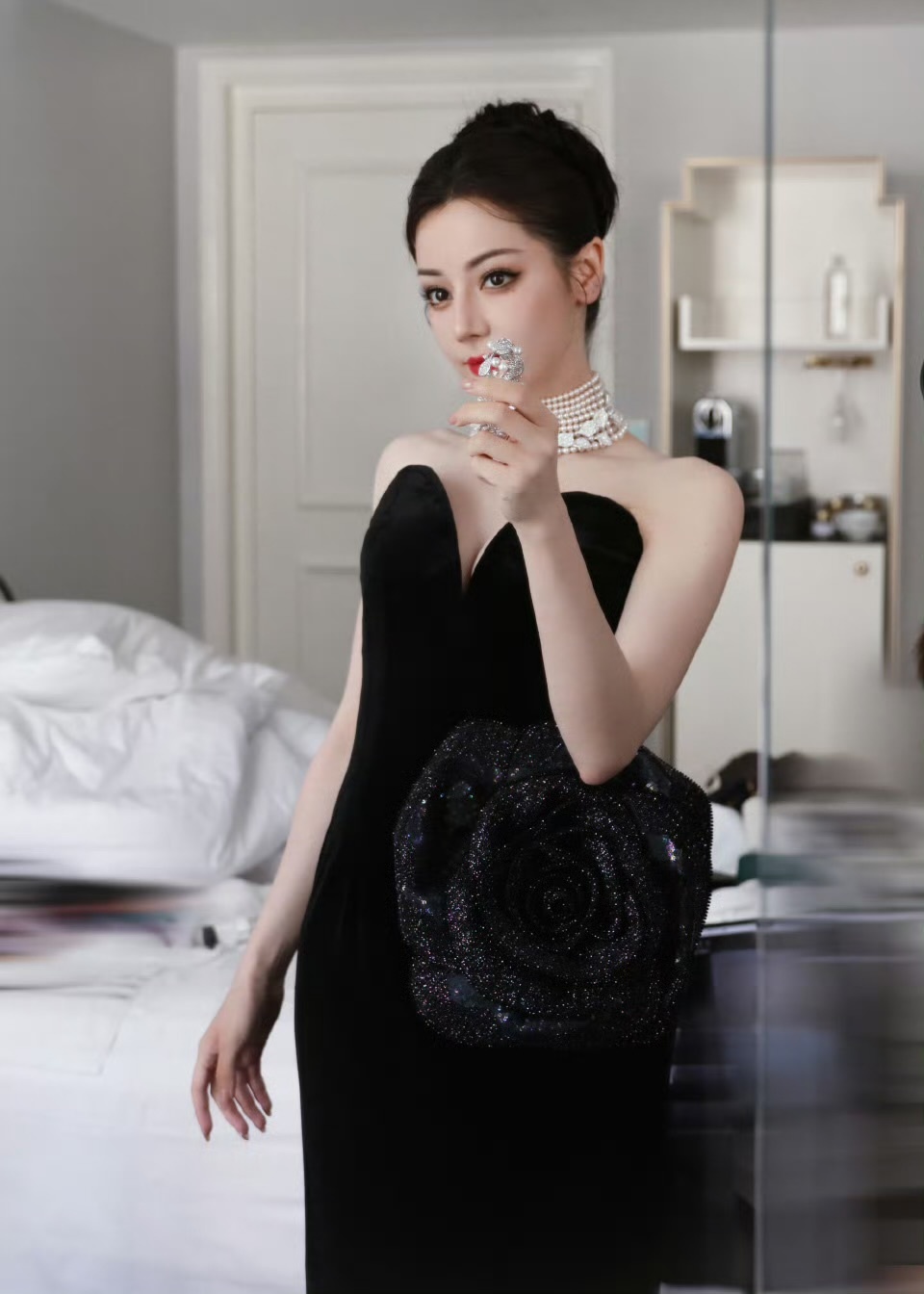 娱乐[超话]迪丽热巴巴黎嘻嘻迪迪丽热巴对镜小巧思一键收藏迪丽热巴巴黎嘻嘻迪 ​​