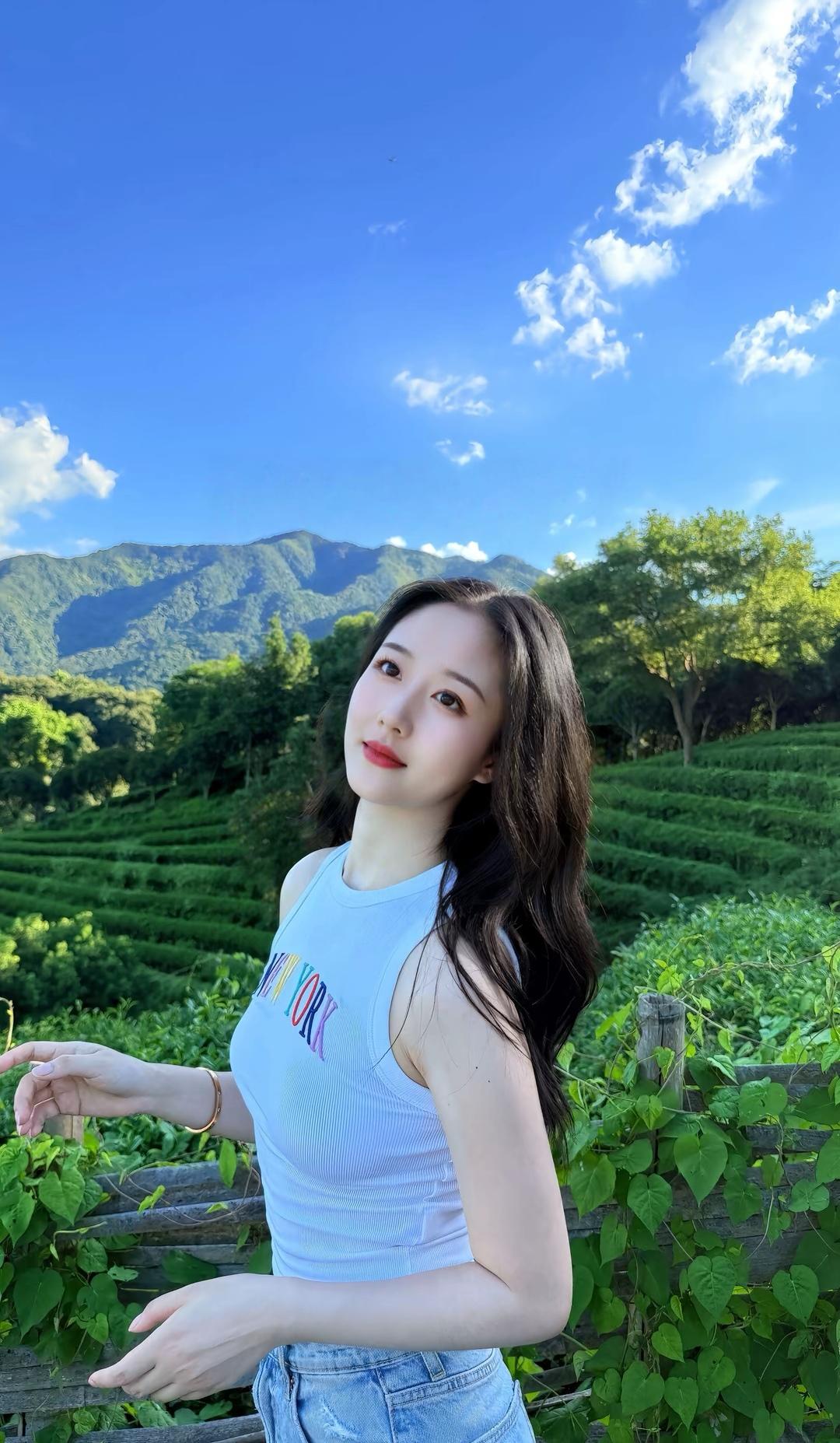 阳光下的田园少女，与自然融为一体