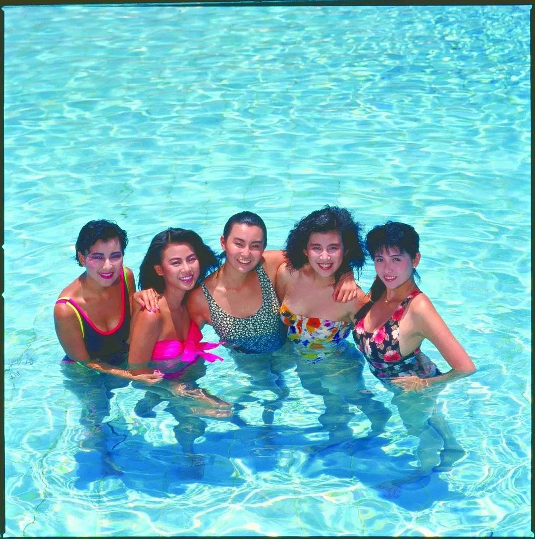 1988年初夏，喜剧片《求爱敢死队》的五名女主角泳池剧照，右起：邱淑贞、吴君如、