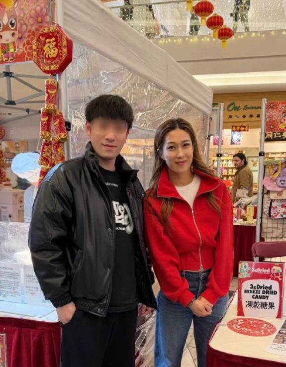 网友春节偶遇钟嘉欣 网友春节在香港街市偶遇钟嘉欣，好美的红衣嘉欣bb~ 