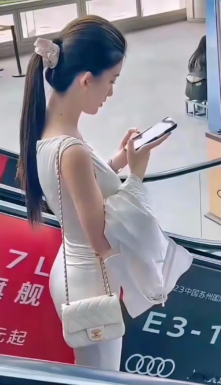 为什么她这么白，晒不黑