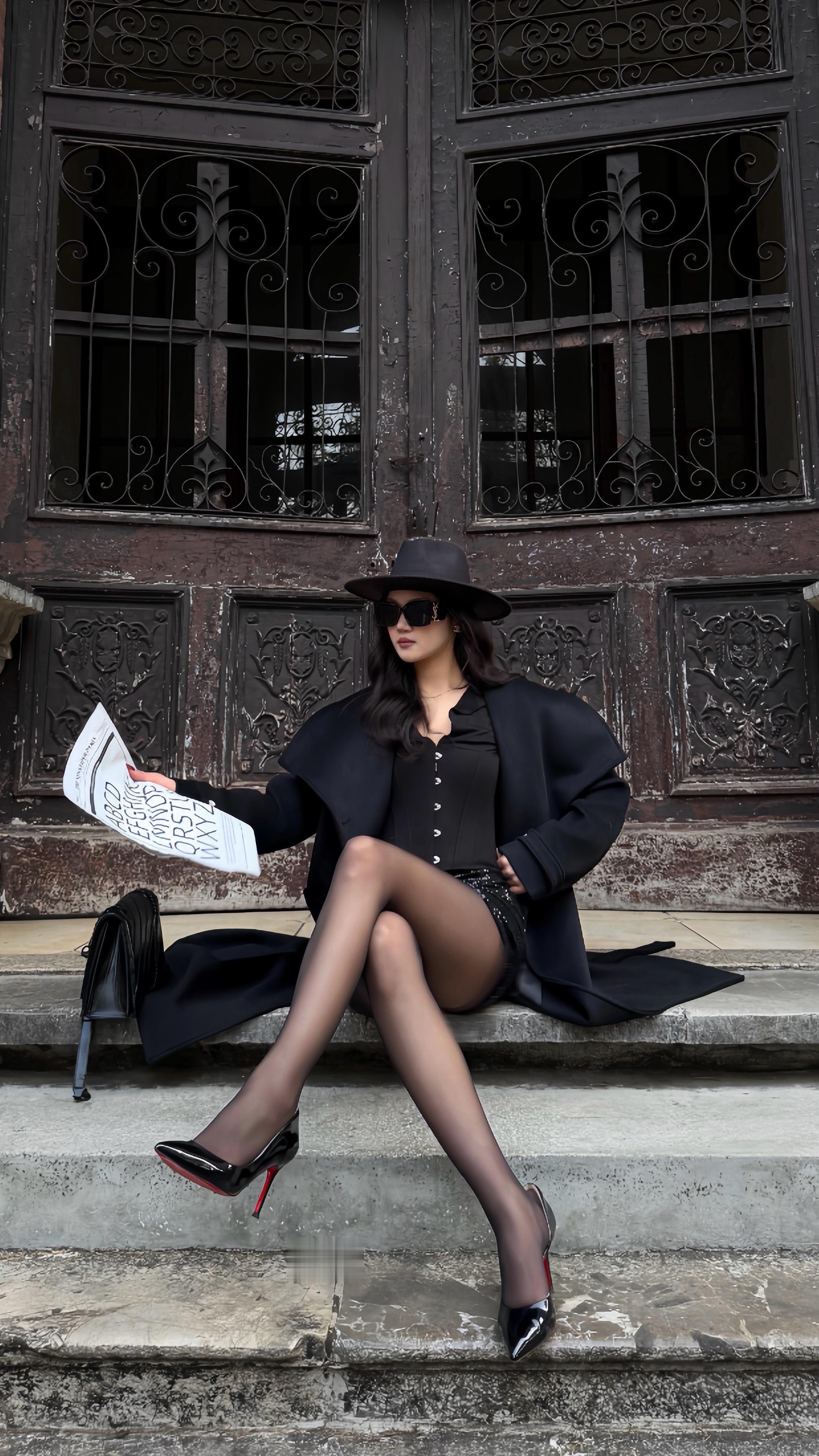 谁跟你肩并肩 你只配看姐的鞋尖