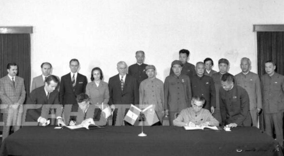 1971年6月9日，上午，周恩来总理和齐奥塞斯库总书记在中国罗马尼亚联合公报上签