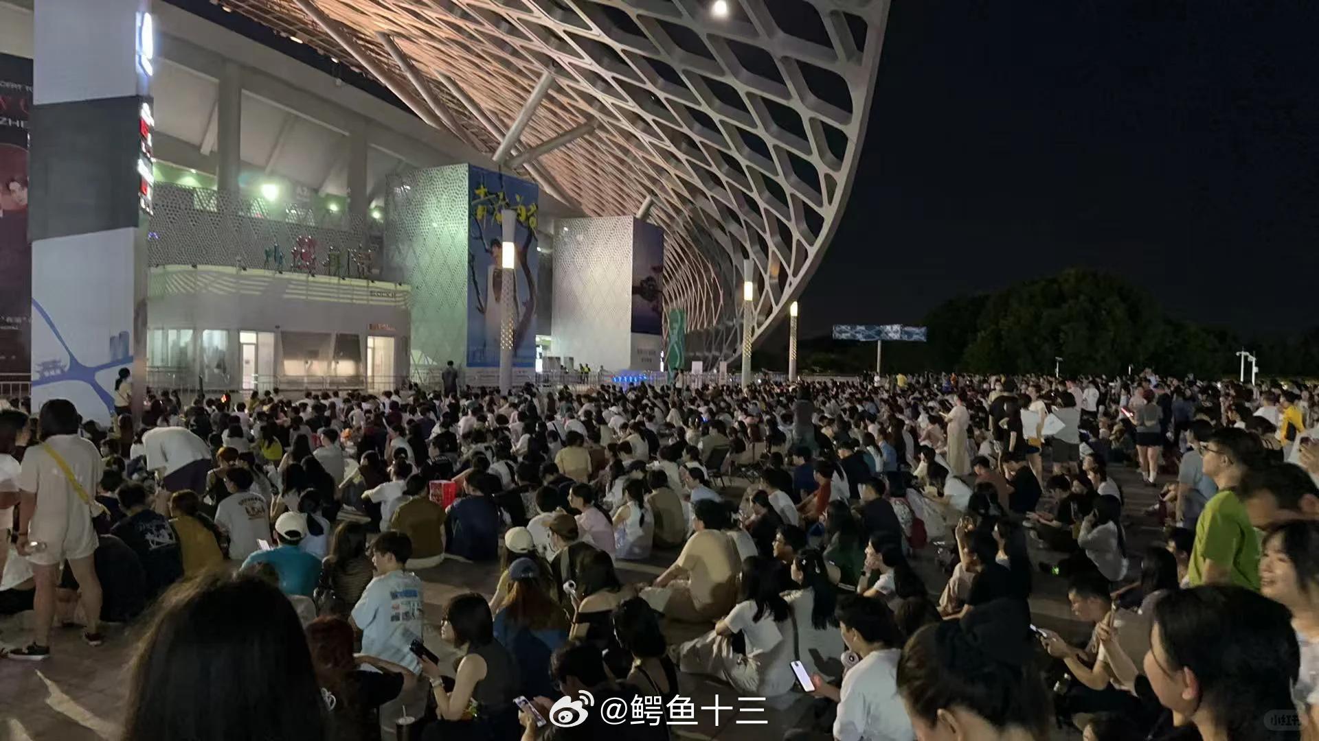 深圳陶喆演唱会没买票的，就坐在场馆外面听，该省省该花花。听的超级清楚，而且还可以