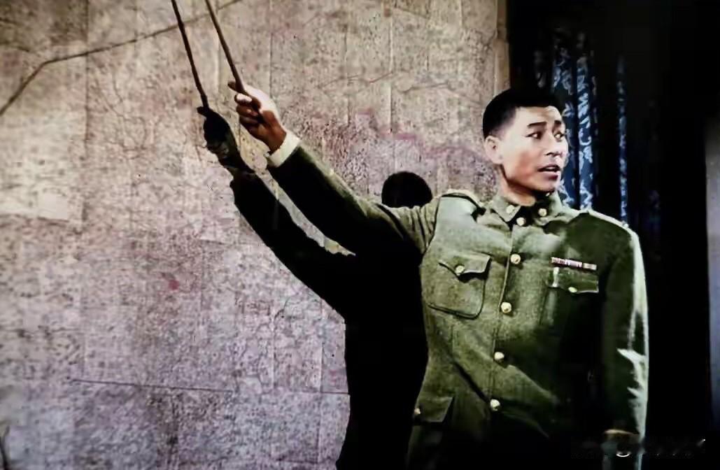 经典黑白战争片《南征北战》中，敌张军长和李军长在作战会议上，争论得不可开交时，这