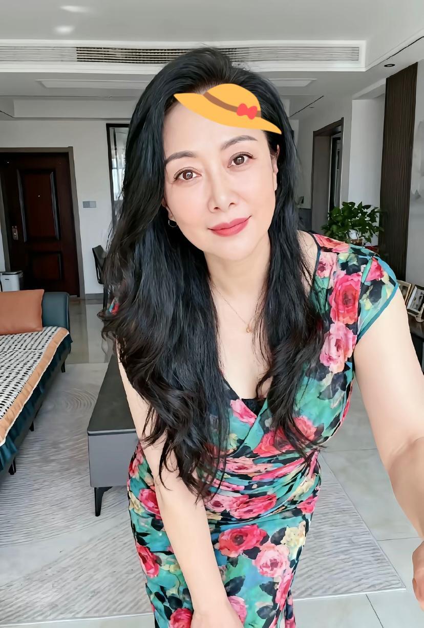 中年不是枯萎，是心里突然亮了灯。
不是想逃，是日子太静，心却吵得慌。
女人比男人