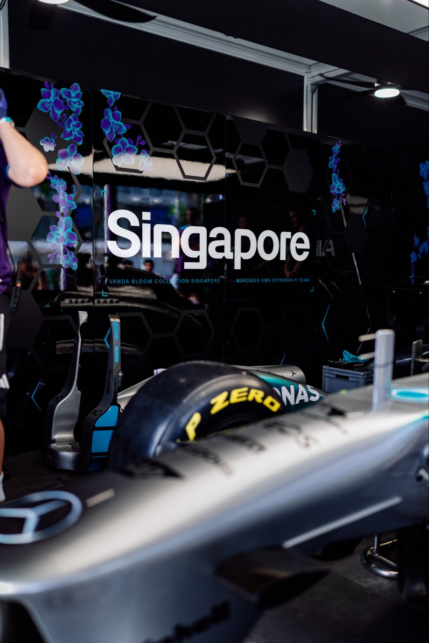 F1[超话] 维斯帝今天驾驶梅赛德斯 W04 在新加坡街头路演 ​​​