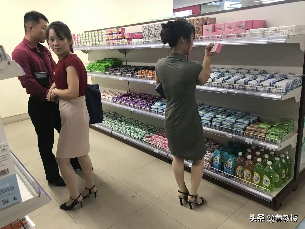 商店里
现在也是琳琅满目
社会主义建设的成绩