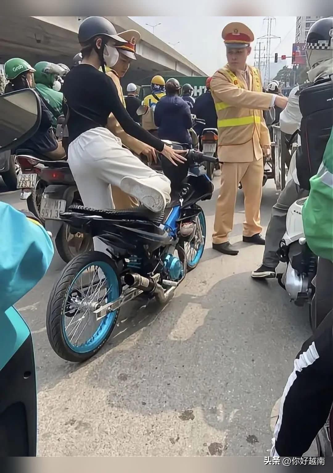 越南胡志明市中心，美女骑着一辆改装摩托车穿梭在大街上，被公安抓起来了西贡胡志明美