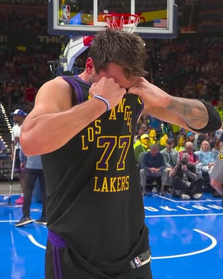 正面迎战亚历山大，东契奇输得好彻底……——全场只出战26分钟——10投3中，三分