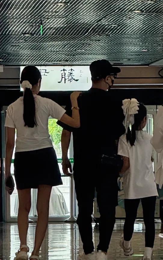 汪峰时间管理高超，刚结束温州演唱会就迅速陪孩子并恋爱，前妻章子怡也兼顾孩子。偶遇