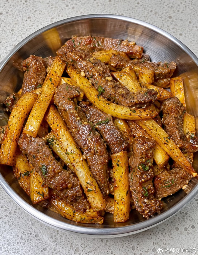 土豆牛肉条1. 牛肉切条，加橄榄油、蚝油、生抽、淀粉和少许黑胡椒抓匀，腌制15分