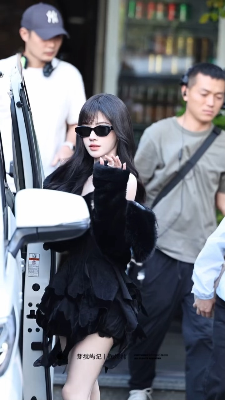 哦莫！苏影后来也完全巨星啊这个苏绿夏！太美了😎鞠婧祎墨镜黑长直造型鞠婧祎毛皮外