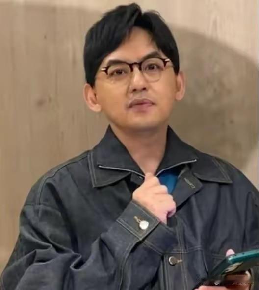 1. 黄子佼否认逃逸称不知撞人：台媒8月曝光黄子佼涉嫌开车撞伤女骑手后逃逸，监控