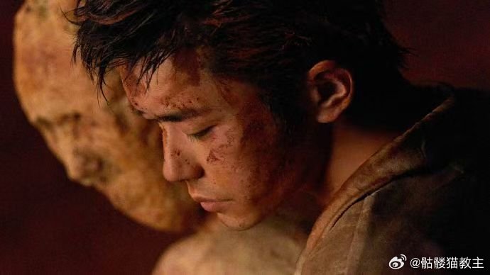 易烊千玺荷兰舞蹈影像节潜息片段易烊千玺潜息视觉张力易烊千玺的《潜息》亮相国际舞蹈