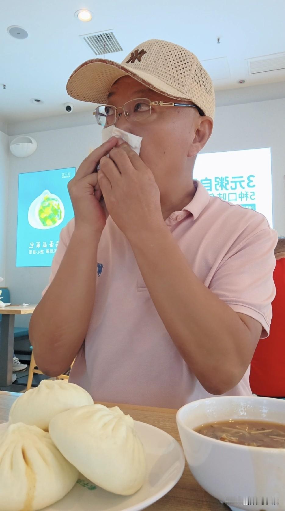 吃了一个感觉不太好的包子，这下子坏了……

中午下楼吃饭，去了包子铺，要了两个牛