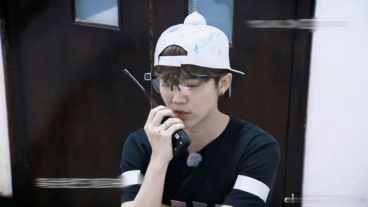 鹿晗gapday音乐节lh歌手鹿晗一个人 跳进了 爱的河流  闭上眼睛 伸出手 