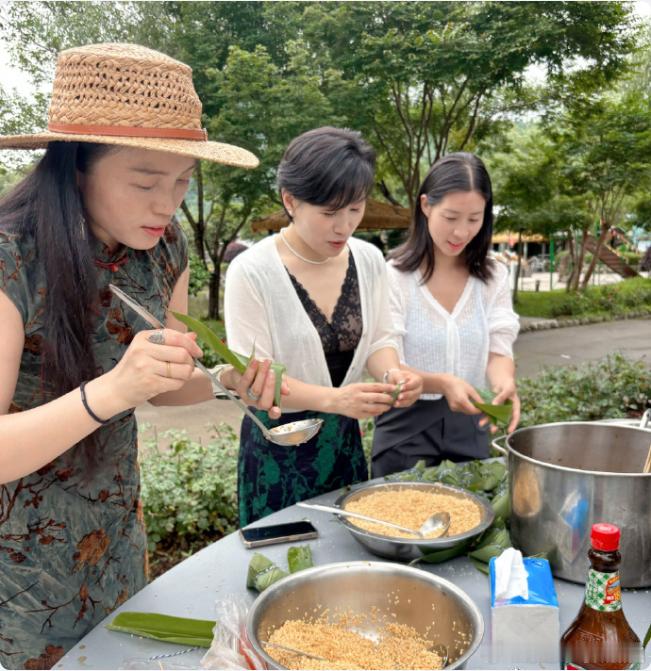 台州外地媳妇在粽香里把异乡过成了娘家 粽香萦绕沙柳，外地媳妇欢聚端午茶话会，百家