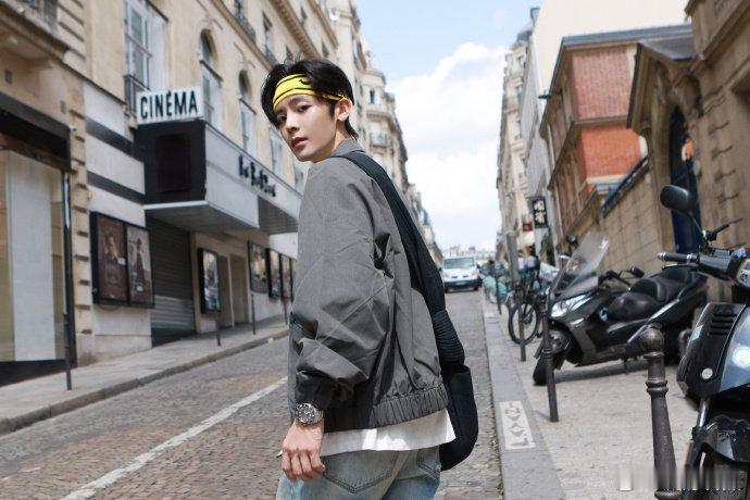 #侯明昊27岁状态##侯明昊27岁生日写真#侯明昊 27 岁，风华正茂，魅力难挡