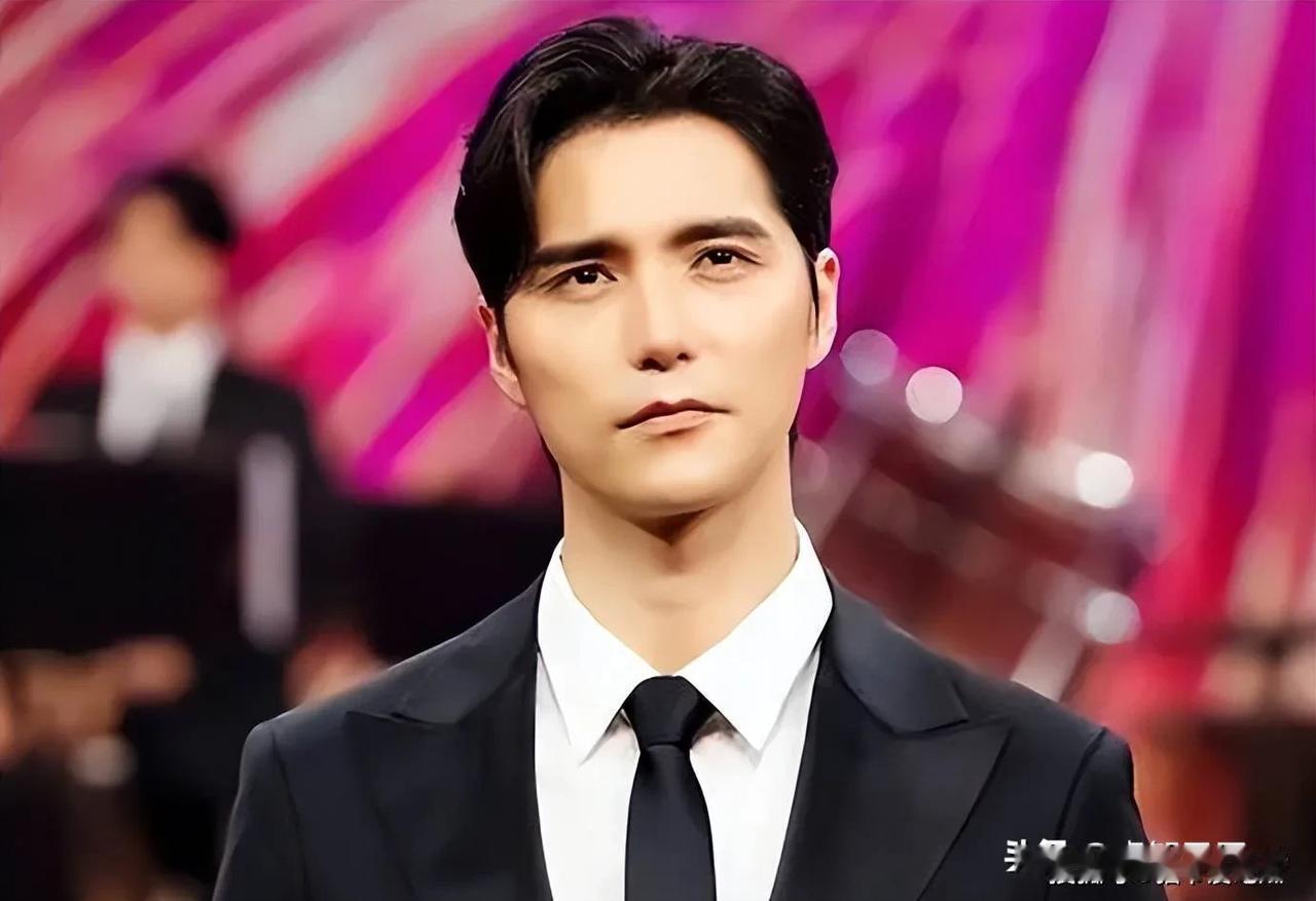 陈鲁豫和阿扬加的名字同时出现在热搜上，让网友们大吃一惊。这位看似毫无关系的明星却